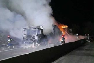 Argeș: Un autocamion a ars generalizat pe DN 7; circulația între Pitești și Râmnicu Vâlcea a fost blocată