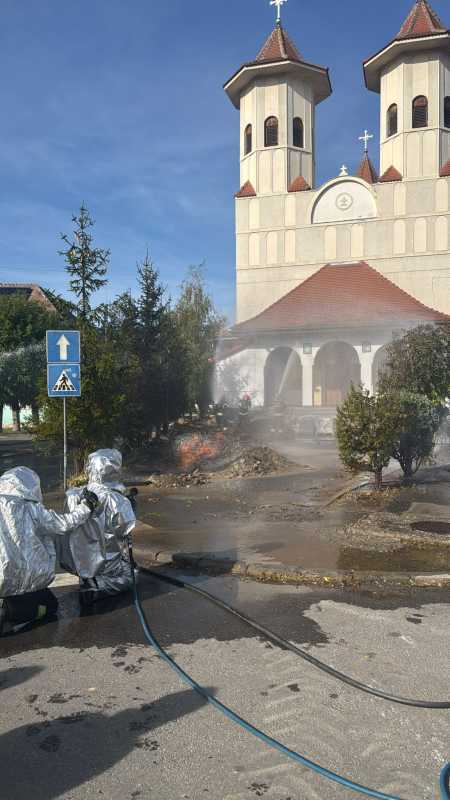 Sibiu: 60 de persoane evacuate preventiv dintr-o biserică, dar și din locuințe, din cauza unui incendiu