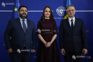 Dan Neculăescu a preluat mandatul de ministru de Externe, în prezența premierului Luca Niculescu (GALERIE FOTO)