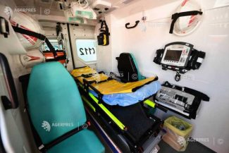 Accident în Capitală cu un motociclist proiectat între două mașini; bucăți din caroserie au lovit un tramvai