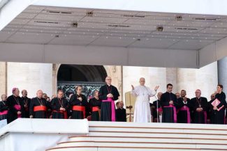 Papa își reia audiențele după operație și urcă în papamobil pentru a saluta mulțimea