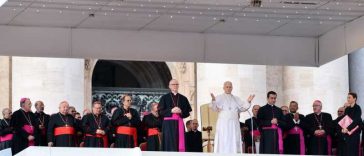 Papa își reia audiențele după operație și urcă în papamobil pentru a saluta mulțimea