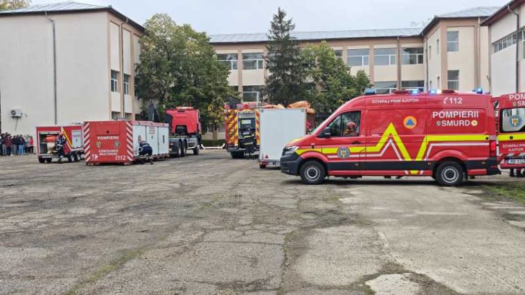 VIDEO Vrancea: Exercițiu de intervenție în cazul unui cutremur de 7,4 grade, la un colegiu din Focșani