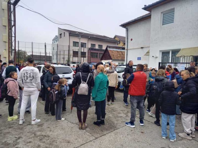 Bistrița-Năsăud: Consilierii școlari, solicitați de câțiva copii de la școala unde s-a produs atacul cu cuțitul