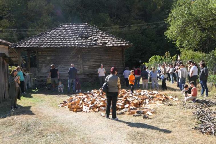 Vâlcea: Asociația ISVOR vrea să salveze o casă de 120 de ani din Mălaia și să o transforme în rezidență artistică