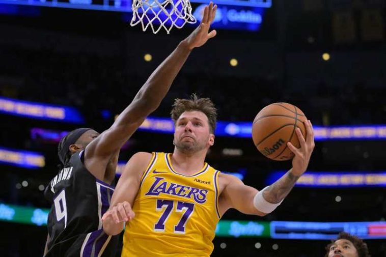 Baschet: NBA – Luka Doncic a făcut spectacol la primul meci al lui LA Lakers din acest sezon
