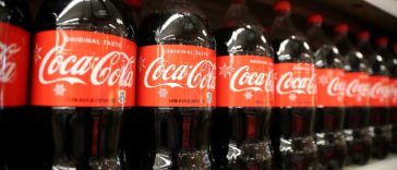 Coca-Cola, Nestle și Danone au promis că vor modifica etichetele privind reciclarea sticlelor de plastic