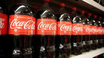 Coca-Cola, Nestle și Danone au promis că vor modifica etichetele privind reciclarea sticlelor de plastic