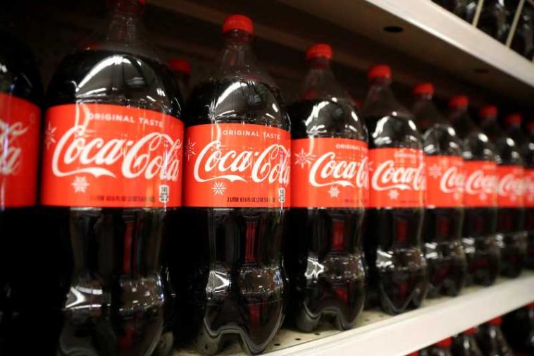 Coca-Cola, Nestle și Danone au promis că vor modifica etichetele privind reciclarea sticlelor de plastic