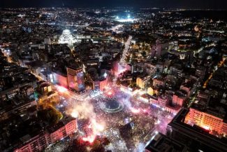 Zeci de mii de persoane au participat la mitingul condus de studenți înaintea alegerilor de duminică din Serbia