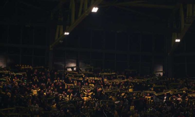 Fotbal: Borussia Dortmund lansează o inițiativă să-i țină pe suporteri atenți la meci fără să folosească smartphone-ul