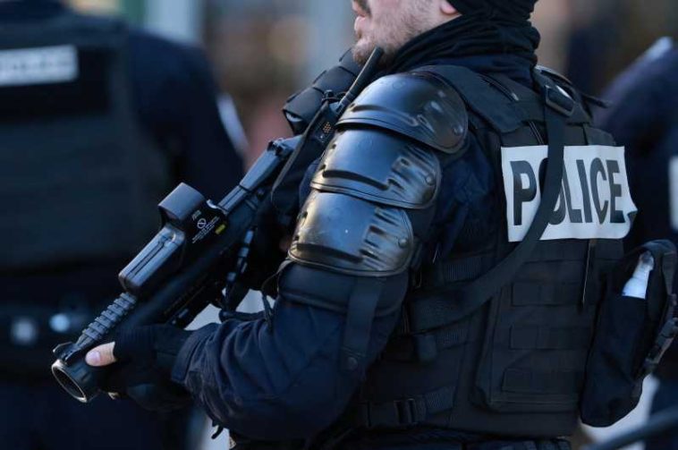 Franța: Cel puțin un mort după ce un bărbat a deschis focul în stradă, în apropiere de Paris