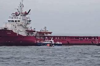Incident pe mare/ Nava lovită de dronă s-a răsturnat, există risc de scufundare
