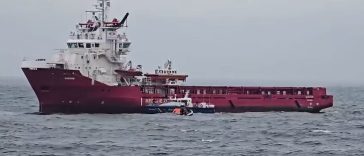 Incident pe mare/ Nava lovită de dronă s-a răsturnat, există risc de scufundare