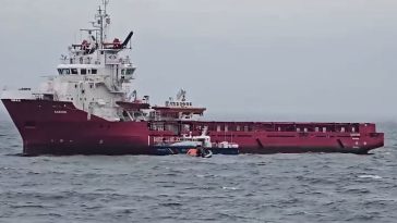 Incident pe mare/ Nava lovită de dronă s-a răsturnat, există risc de scufundare