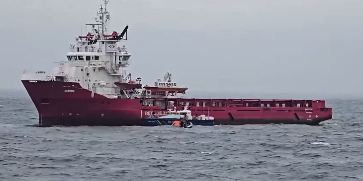 Incident pe mare/ Nava lovită de dronă s-a răsturnat, există risc de scufundare