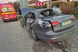 Argeș: Patru persoane rănite după ce un container a căzut peste un autoturism