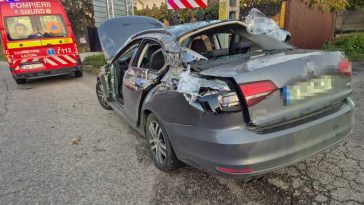 Argeș: Patru persoane rănite după ce un container a căzut peste un autoturism