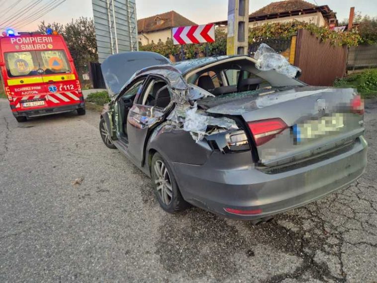 Argeș: Patru persoane rănite după ce un container a căzut peste un autoturism