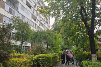 ISUBIF: Locatari evacuați dintr-un bloc din Sectorul 6 unde a apărut o crăpătură între două scări (GALERIE FOTO)