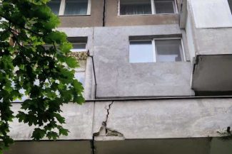 Imobil cu fisuri/ Irinel Precup (ISUBIF): S-au constatat mișcări la fațada blocului; 65 de persoane au fost evacuate