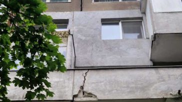 Imobil cu fisuri/ Irinel Precup (ISUBIF): S-au constatat mișcări la fațada blocului; 65 de persoane au fost evacuate