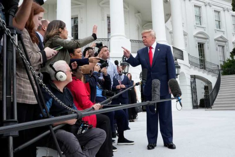 Donald Trump spune că ar putea muta sala de presă de la Casa Albă