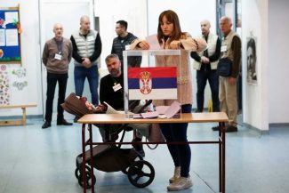 Sârbii votează duminică în alegeri anticipate, în timp ce studenții încearcă să-l înlăture pe Vucic