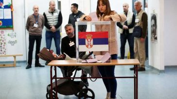 Sârbii votează duminică în alegeri anticipate, în timp ce studenții încearcă să-l înlăture pe Vucic