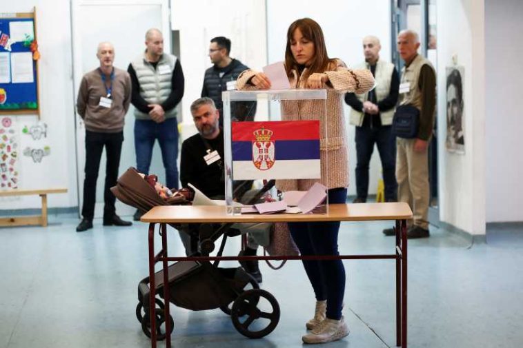 Sârbii votează duminică în alegeri anticipate, în timp ce studenții încearcă să-l înlăture pe Vucic