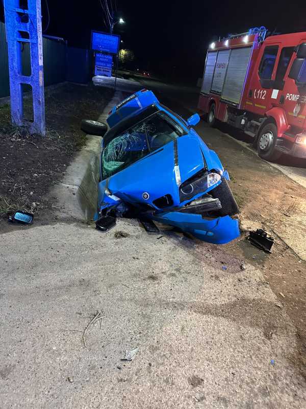 Neamț: Trei tineri și două fete, transportați la spital în urma unui accident în comuna Țibucani