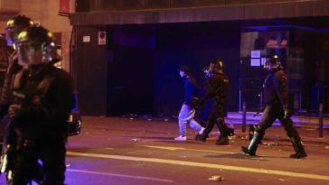 Spania: 128 de persoane au fost arestate în cursul nopții la Barcelona pentru vandalism și jaf, conform poliției