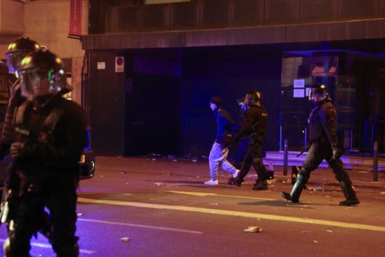 Spania: 128 de persoane au fost arestate în cursul nopții la Barcelona pentru vandalism și jaf, conform poliției
