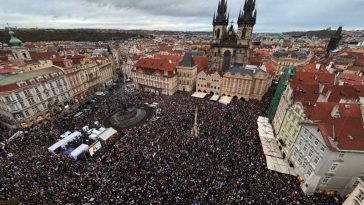 Zeci de mii de cehi protestează împotriva reformei mass-media ca posibilă modalitate de cenzură (FOTO/VIDEO)