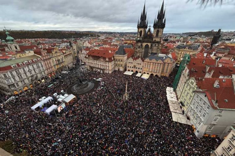 Zeci de mii de cehi protestează împotriva reformei mass-media ca posibilă modalitate de cenzură (FOTO/VIDEO)