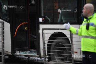 Accident în Ilfov între un autobuz și o autoutilitară; două persoane sunt blocate
