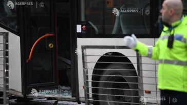 Accident în Ilfov între un autobuz și o autoutilitară; două persoane sunt blocate