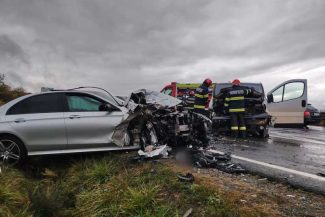 Cluj: Șase persoane, dintre care doi minori, rănite în urma coliziunii dintre două autoturisme