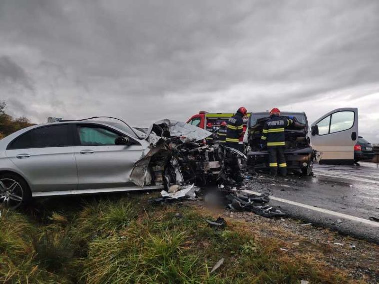Cluj: Șase persoane, dintre care doi minori, rănite în urma coliziunii dintre două autoturisme