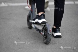 Senat: Conducătorii de trotinete și biciclete electrice – obligați să poarte cască de protecție la deplasarea pe drumurile publice