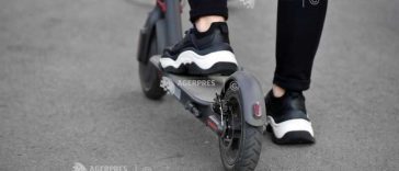 Senat: Conducătorii de trotinete și biciclete electrice – obligați să poarte cască de protecție la deplasarea pe drumurile publice