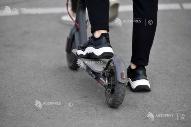 Senat: Conducătorii de trotinete și biciclete electrice – obligați să poarte cască de protecție la deplasarea pe drumurile publice