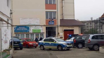 Bistrița-Năsăud: Elevul de 13 ani, autorul atacului cu cuțitul dintr-o școală, externat de la Psihiatrie și dus la audieri