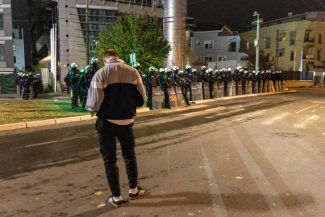 Protestatarii sârbi pătrund în forță într-o televiziune care îl susține pe fostul președinte Vucic
