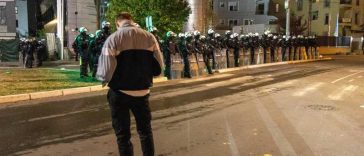 Protestatarii sârbi pătrund în forță într-o televiziune care îl susține pe fostul președinte Vucic