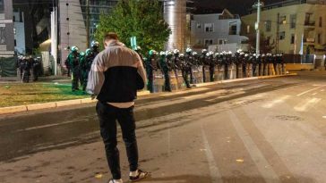 Protestatarii sârbi pătrund în forță într-o televiziune care îl susține pe fostul președinte Vucic