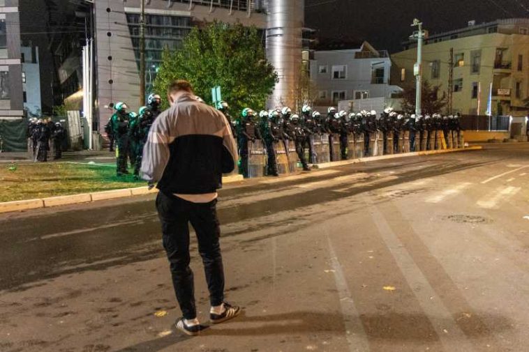 Protestatarii sârbi pătrund în forță într-o televiziune care îl susține pe fostul președinte Vucic