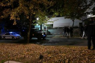 Serbia: Nivelul de alertă teroristă, ridicat la maximum după ce un jandarm a fost atacat în fața ambasadei Israelului și agresorul ucis