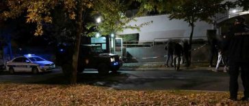 Serbia: Nivelul de alertă teroristă, ridicat la maximum după ce un jandarm a fost atacat în fața ambasadei Israelului și agresorul ucis