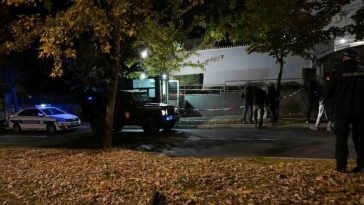 Serbia: Nivelul de alertă teroristă, ridicat la maximum după ce un jandarm a fost atacat în fața ambasadei Israelului și agresorul ucis